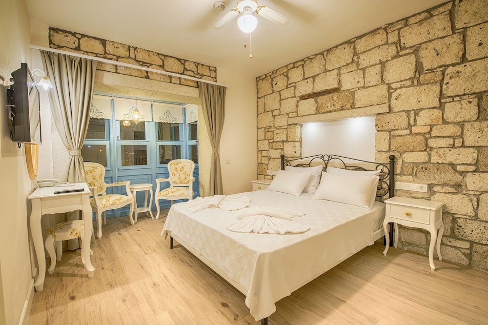 1+1 Suite with Bay & Balcony - 1 queen bed and 2 single beds photo 2