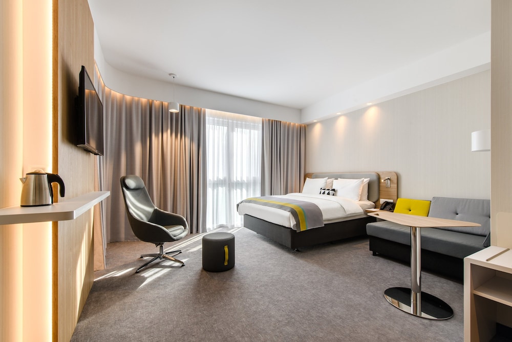 Standard Room, 1 King Bed (Free Breakfast) - Photo 3