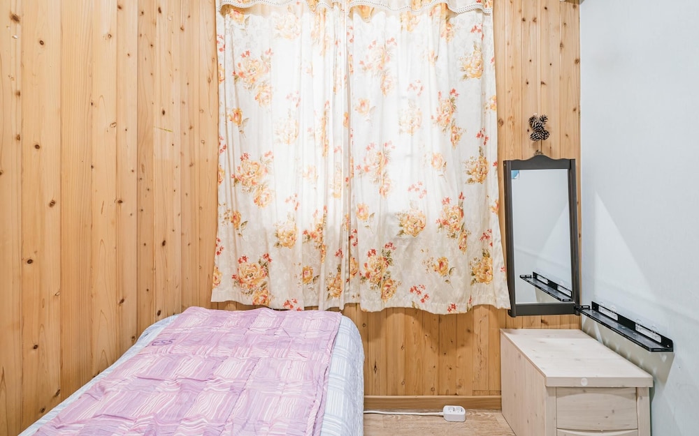 Room (1 Person Room (Check-In by 2200))