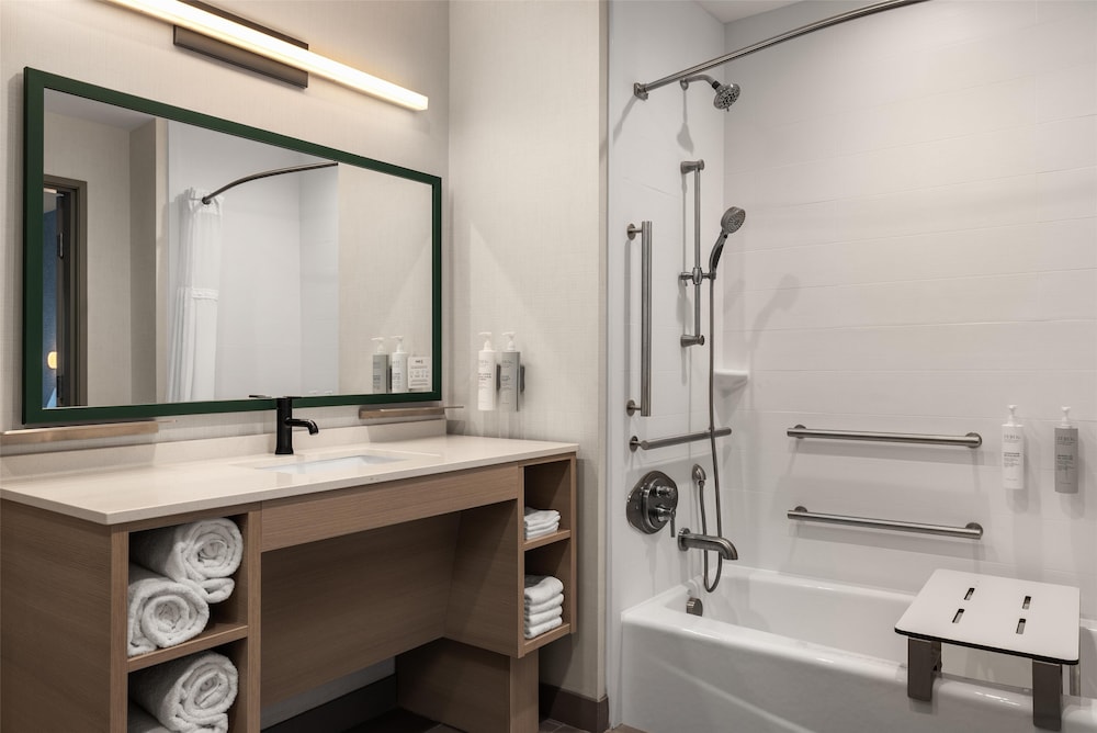Suite, 1 King Bed, Accessible, Bathtub