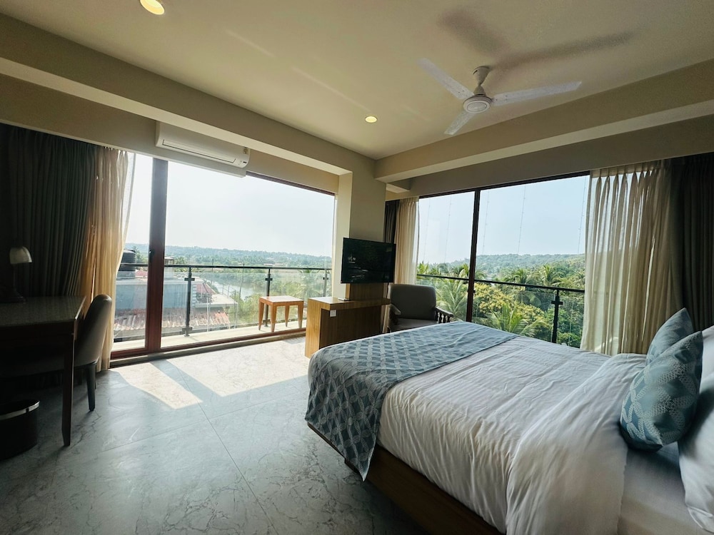 Premium Room, 1 King Bed, Roll-in Shower, River View