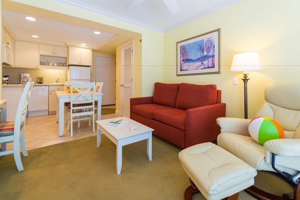 Deluxe Studio, 1 King Bed, Beach View photo 2