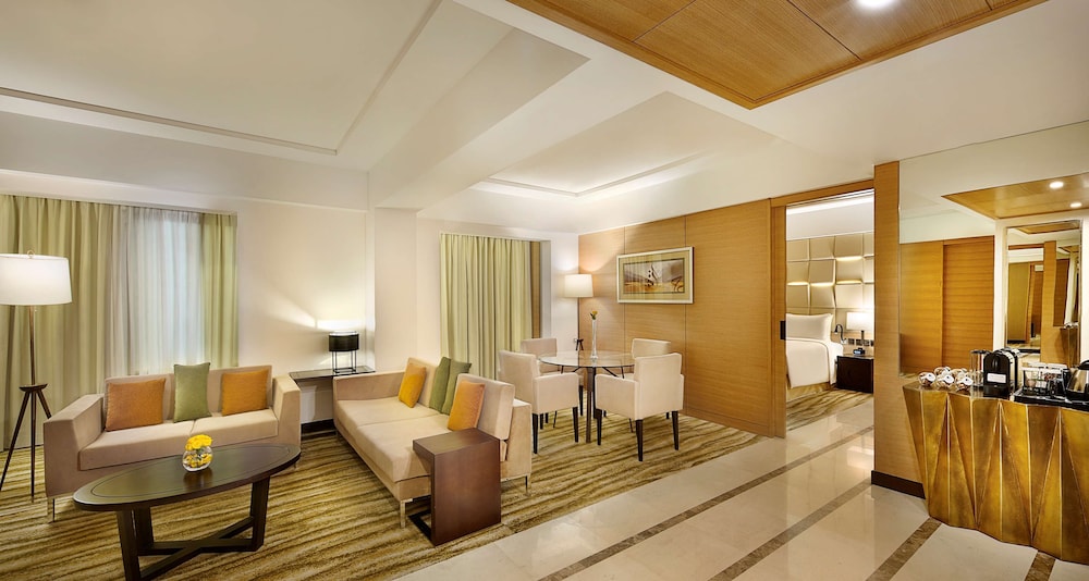 Royal Suite, 1 King Bed thumbnail 5