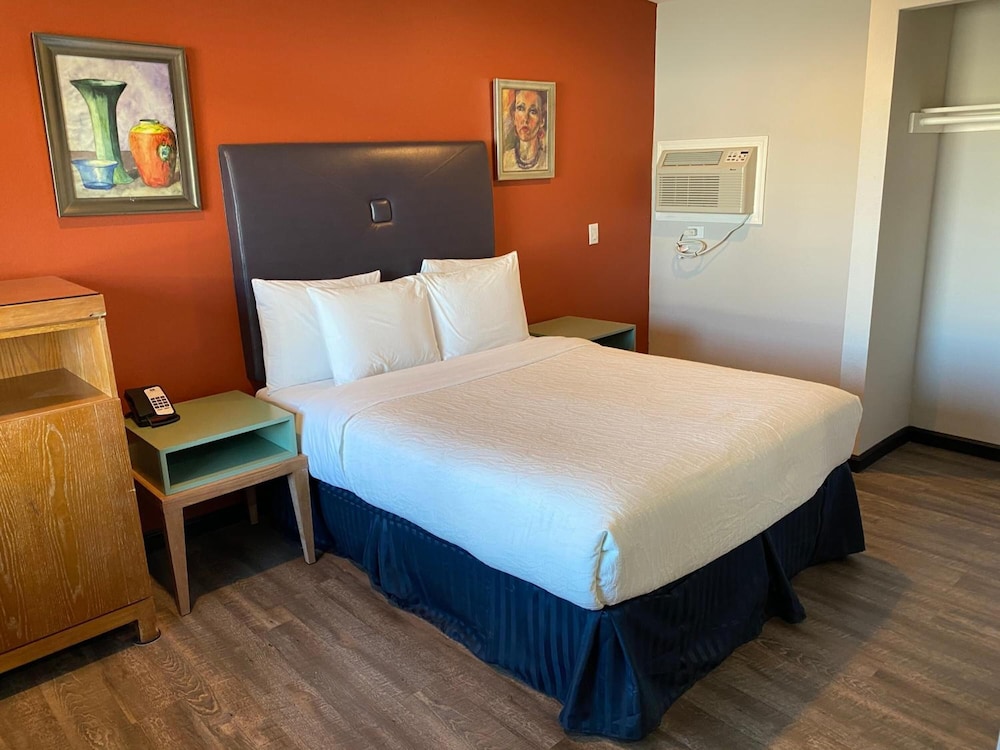 Standard Suite, 2 Queen Beds, Non Smoking, Refrigerator & Microwave photo 3