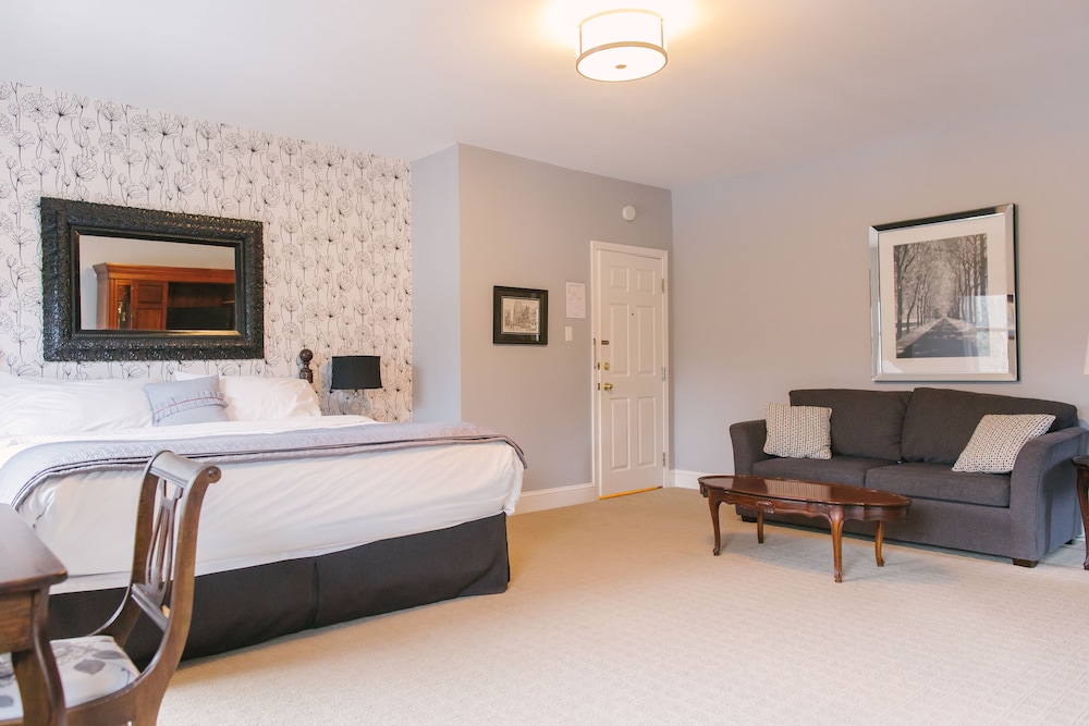 Honeymoon Suite, 1 King Bed with Sofa bed, Bathtub photo 2