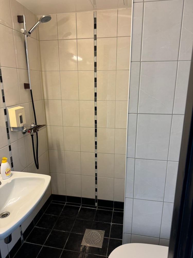 Economy Twin Room, Non Smoking, Private Bathroom photo 2