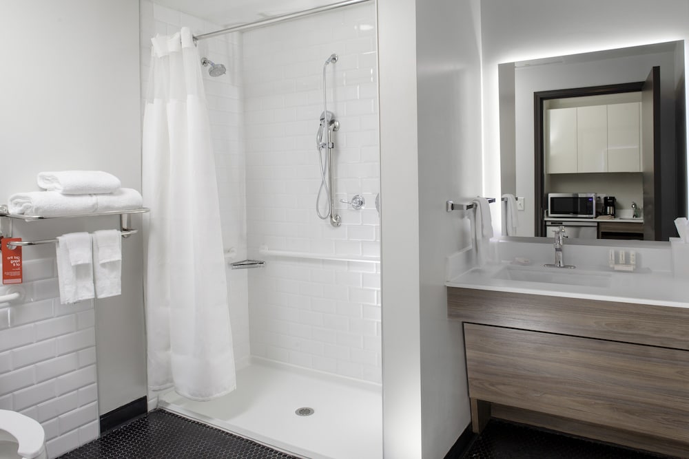 Studio, Multiple Beds (Mobility Accessible, Roll-In Shower) photo 2