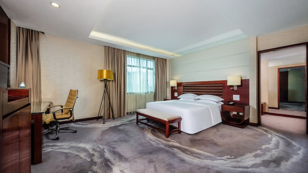 Premium Room, 1 King Bed, Club Lounge Access - Photo 1
