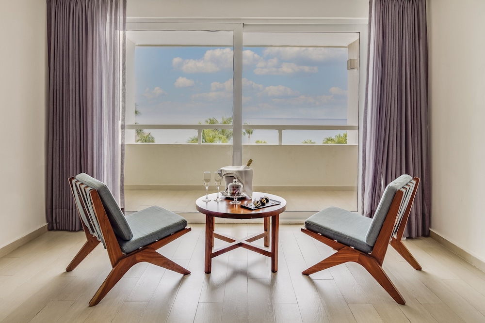 Honeymoon Suite - Photo 3