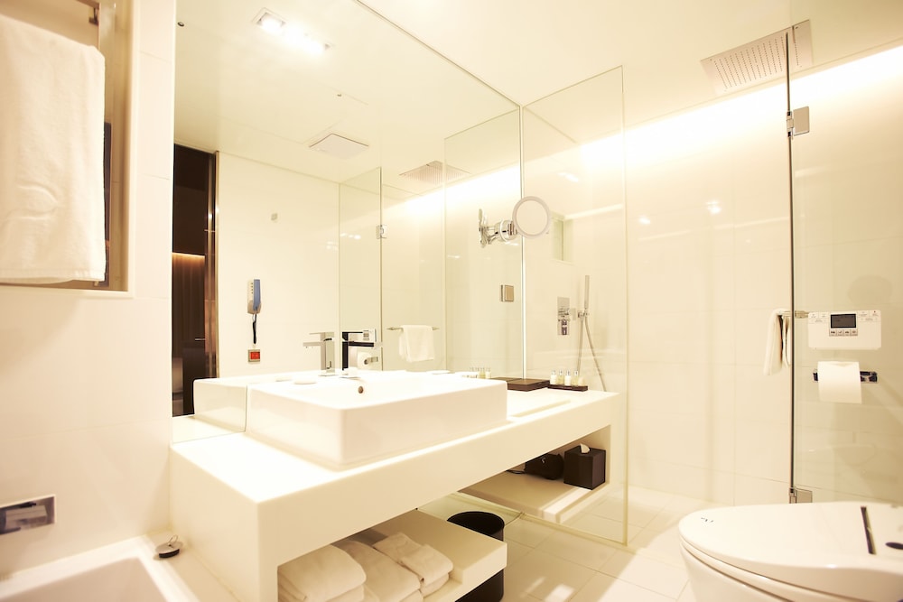 Club Suite, 1 King Bed, City View - Photo 8