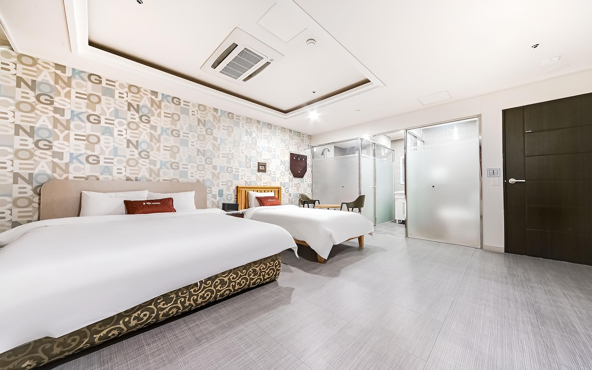 Room (Twin Room (King and Single Bed)) - Photo 3