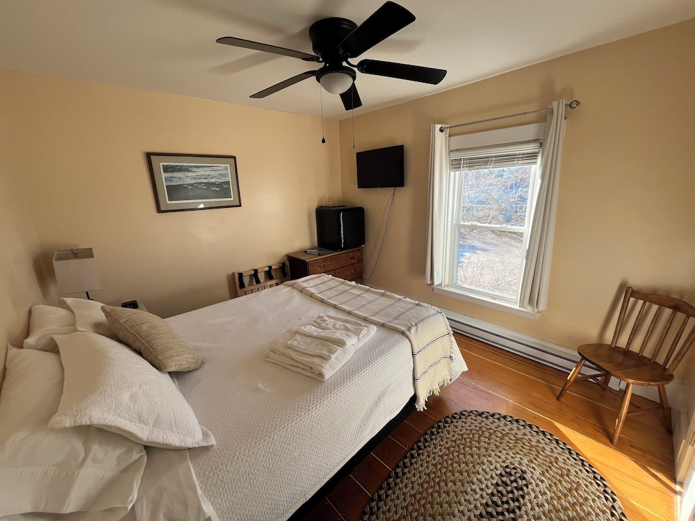 Classic Room, 1 Queen Bed, Bay View, Beachside photo 1