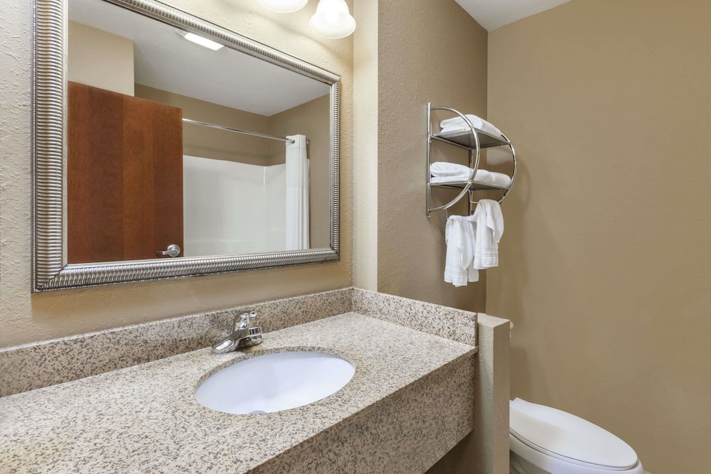 Suite, 1 King Bed, Jetted Tub - Photo 5