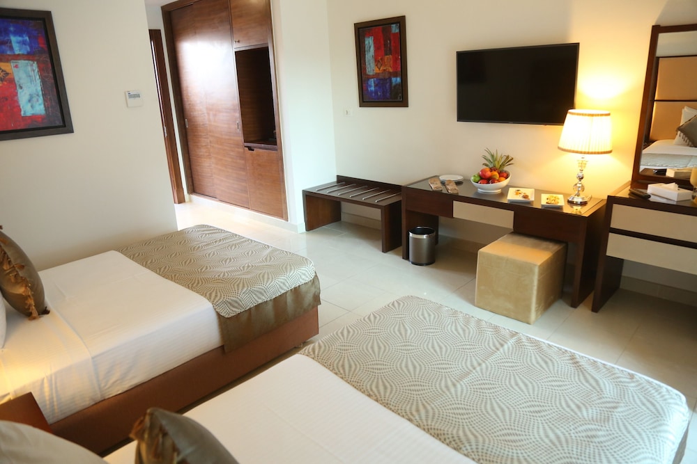 Deluxe Room, 2 Twin Beds, Pool View