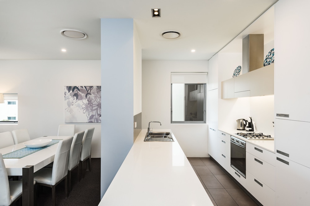 Three Bedroom Sub-Penthouse - Photo 14