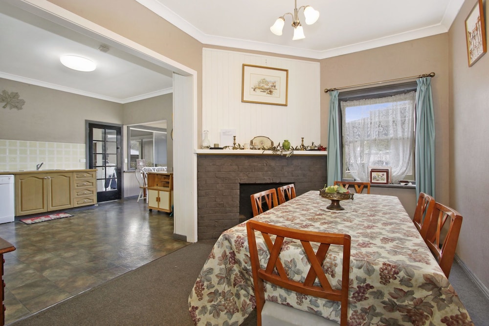 House, 5 Bedrooms photo 2