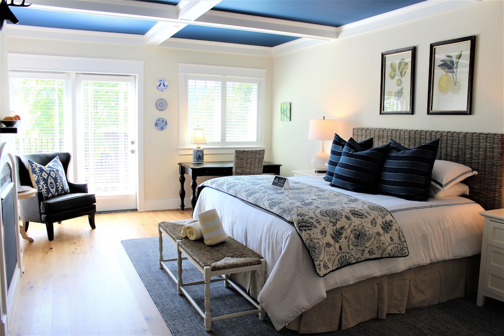 Luxury Room, 1 King Bed, Balcony, Garden View photo 1