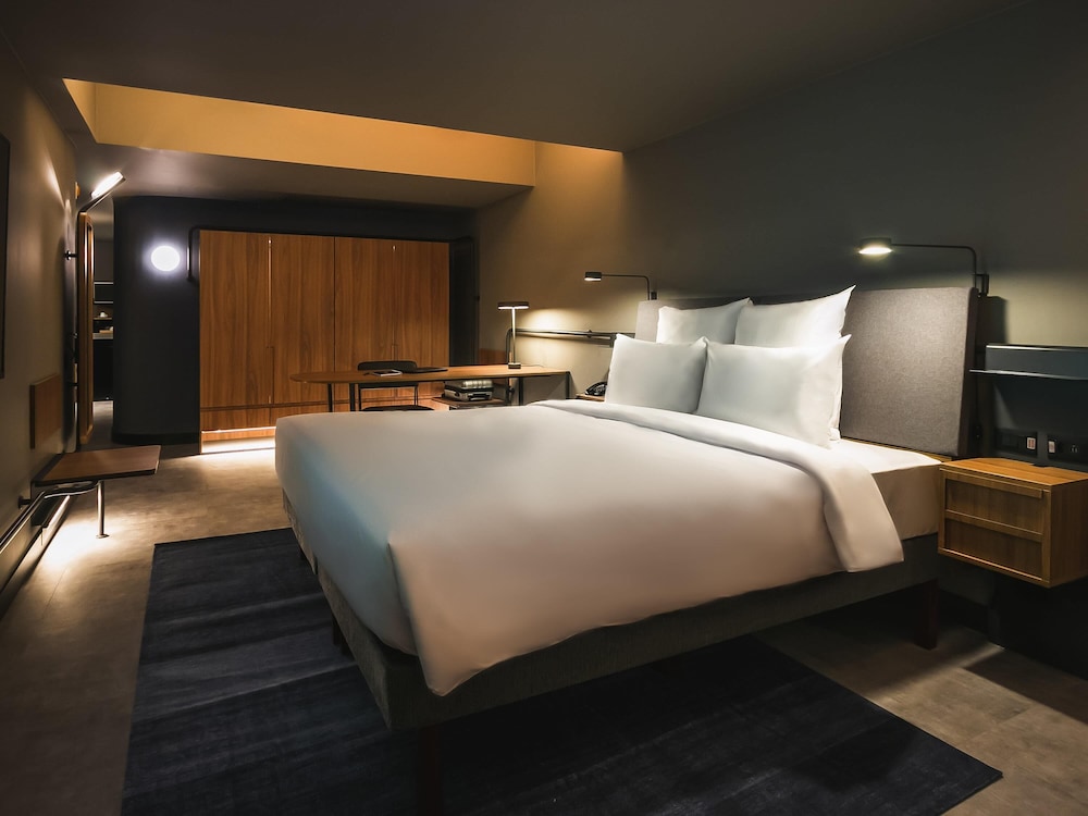 Executive Room, 1 King Bed, Microwave - Photo 3