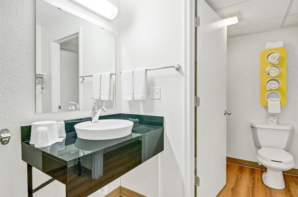 Standard Room, Multiple Beds, Non Smoking, Refrigerator & Microwave photo 3