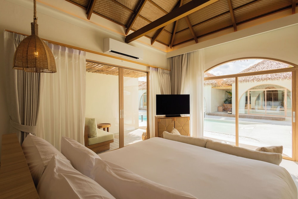 Deluxe Double Room, Pool View photo 3