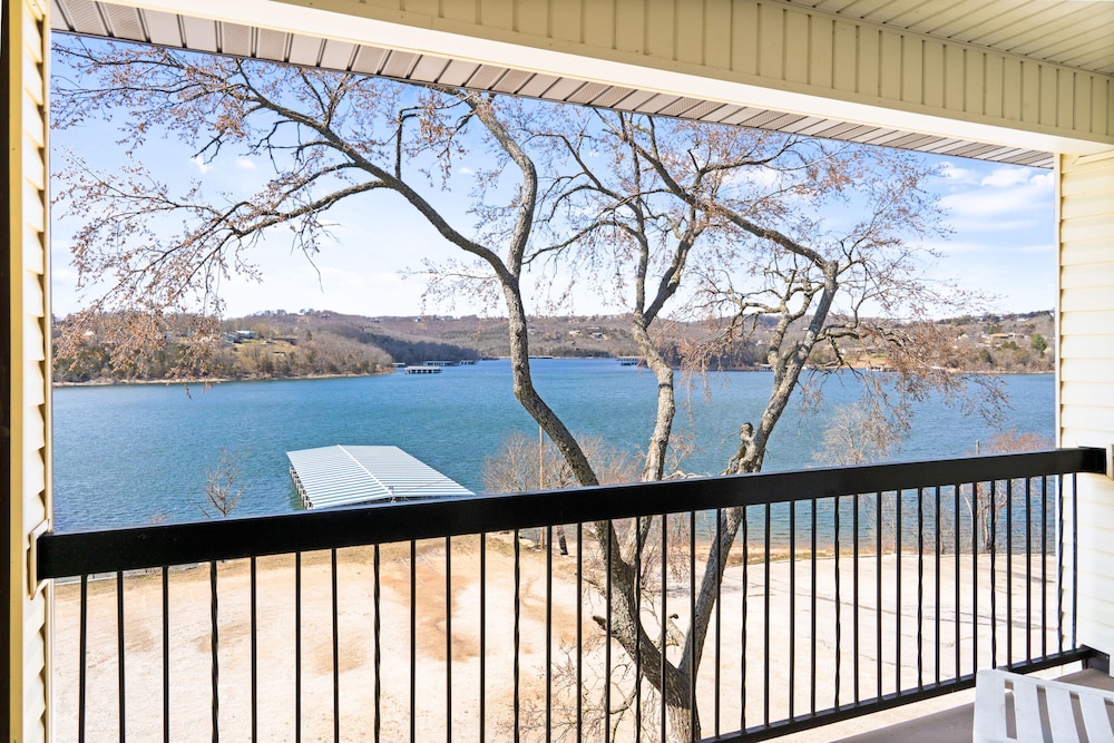2 - BD Lakefront Deluxe Suite Unit 308