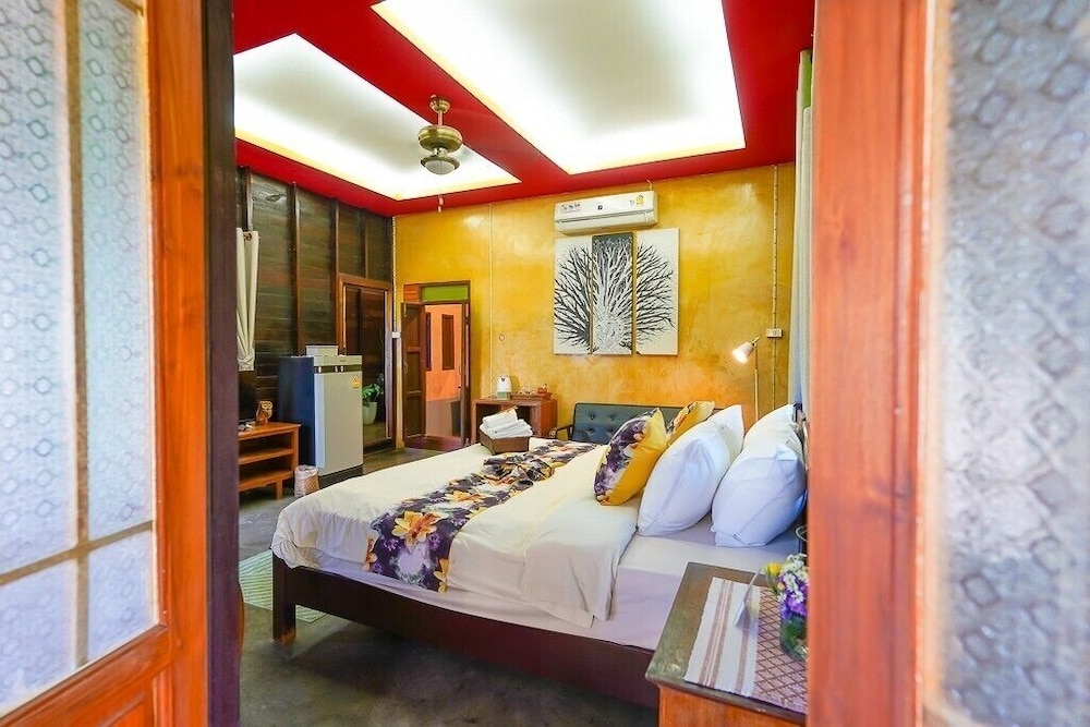 Deluxe Room, 1 King Bed, Non Smoking, Courtyard Area photo 3