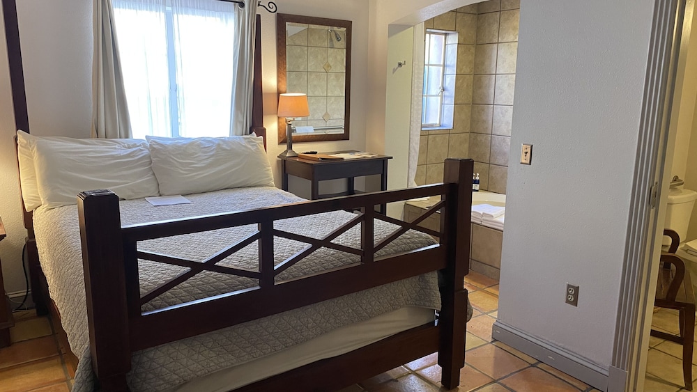 Deluxe Room, 1 Queen Bed, Ground Floor