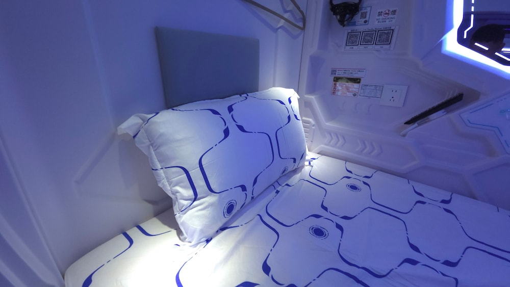 Mixed Single Capsule room, lower bed, Non-smoking photo 3