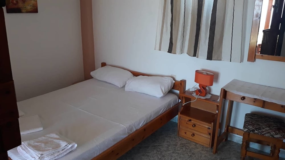 Basic Double or Twin Room, Smoking