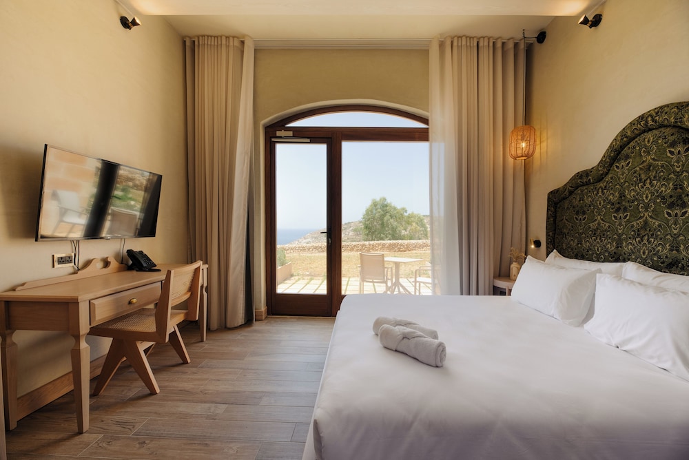 Superior Double Room, 1 King Bed, Non Smoking, Sea View photo 3