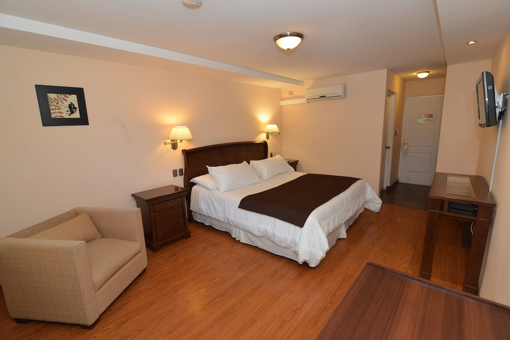 Room, 1 King Bed, Non Smoking photo 3