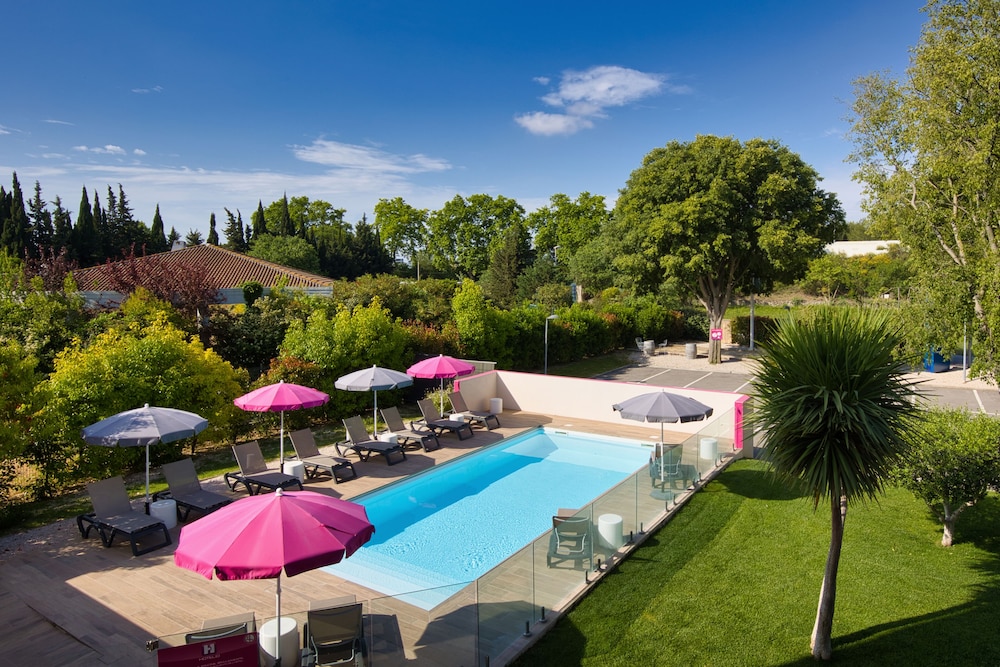 Superior Room, 1 King Bed, Non Smoking, Pool View photo 2