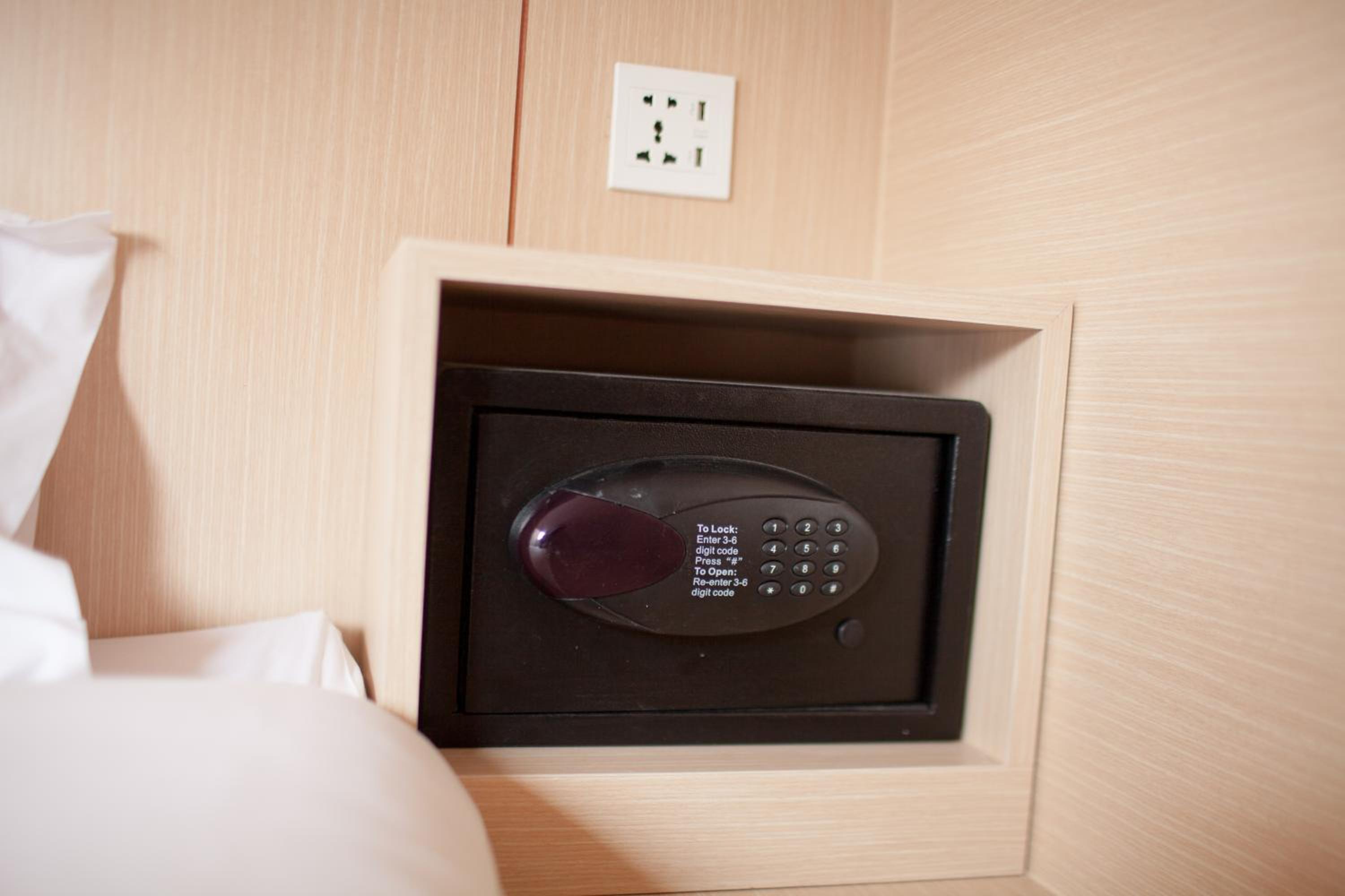 6-Bed Mixed Dormitory Room photo 2