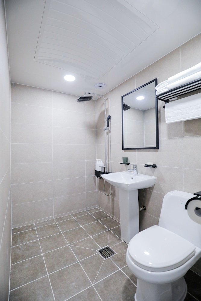 Economy Triple Room, No Windows - Photo 10