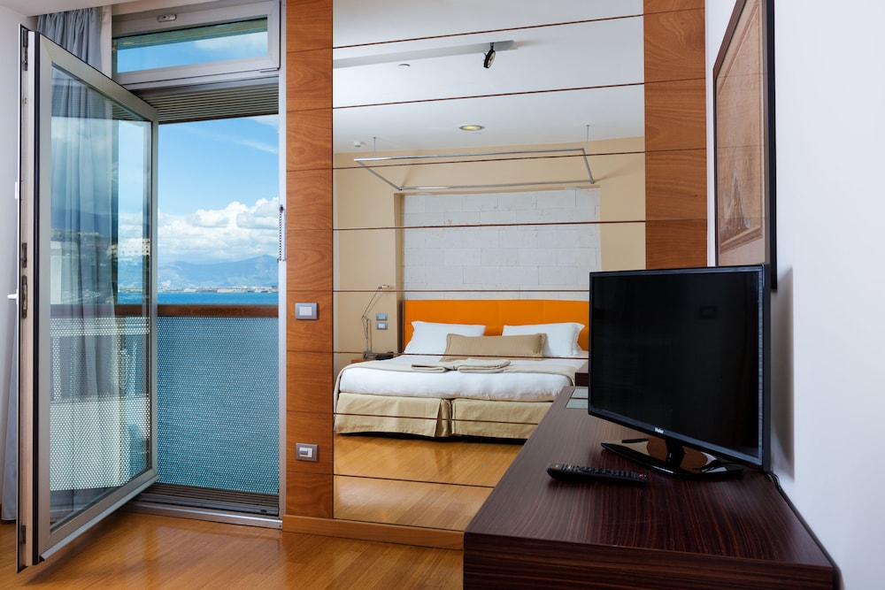 Superior Double or Twin Room, 1 Double Bed, Partial Sea View - Photo 4