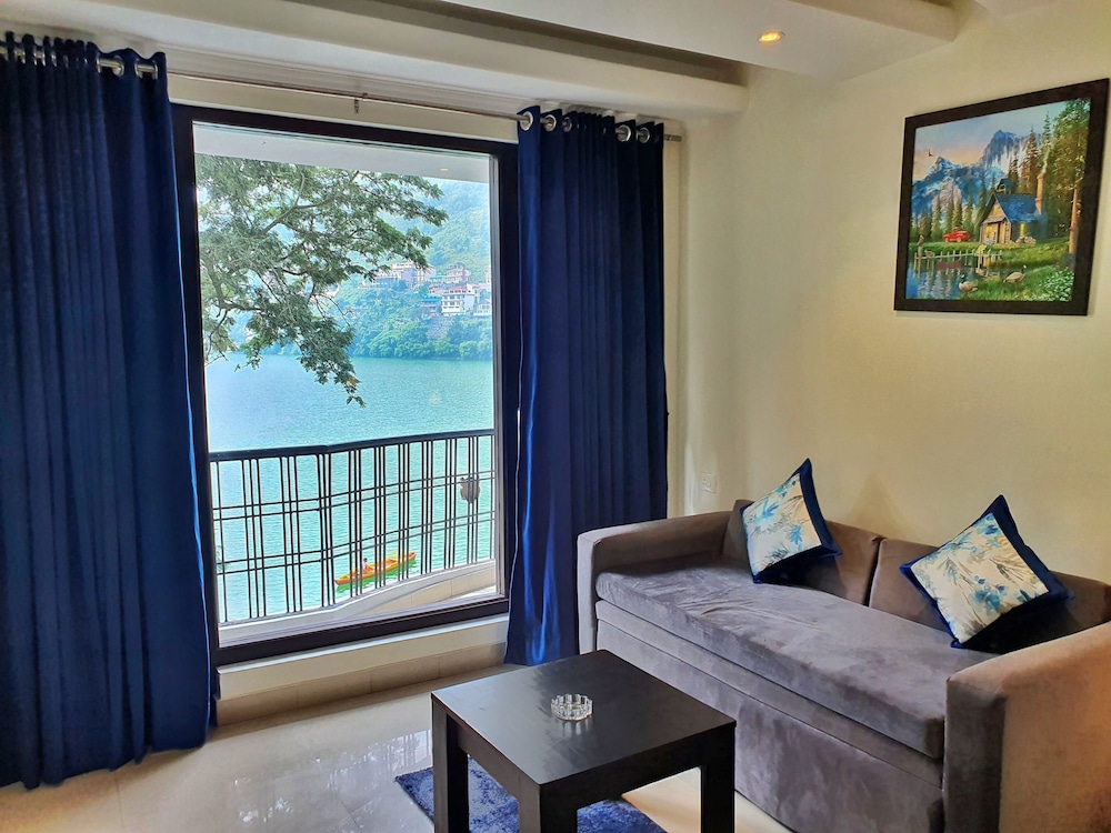 Family Double Room, 1 Bedroom, Non Smoking, Lake View photo 2