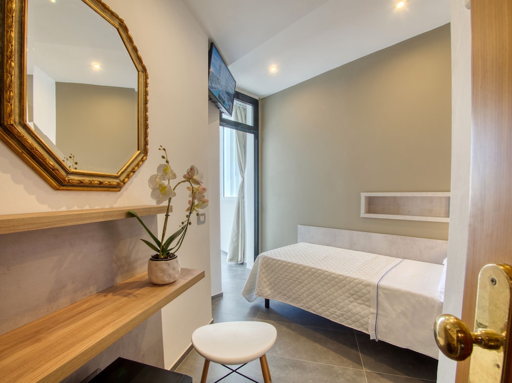 Basic Single Room, 1 Twin Bed, Partial Sea View, Garden Area photo 1