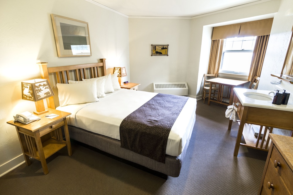 Standard Hotel Room 1 Queen / West Wing