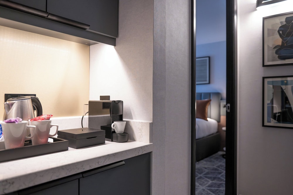 Suite, 1 Bedroom - Photo 10