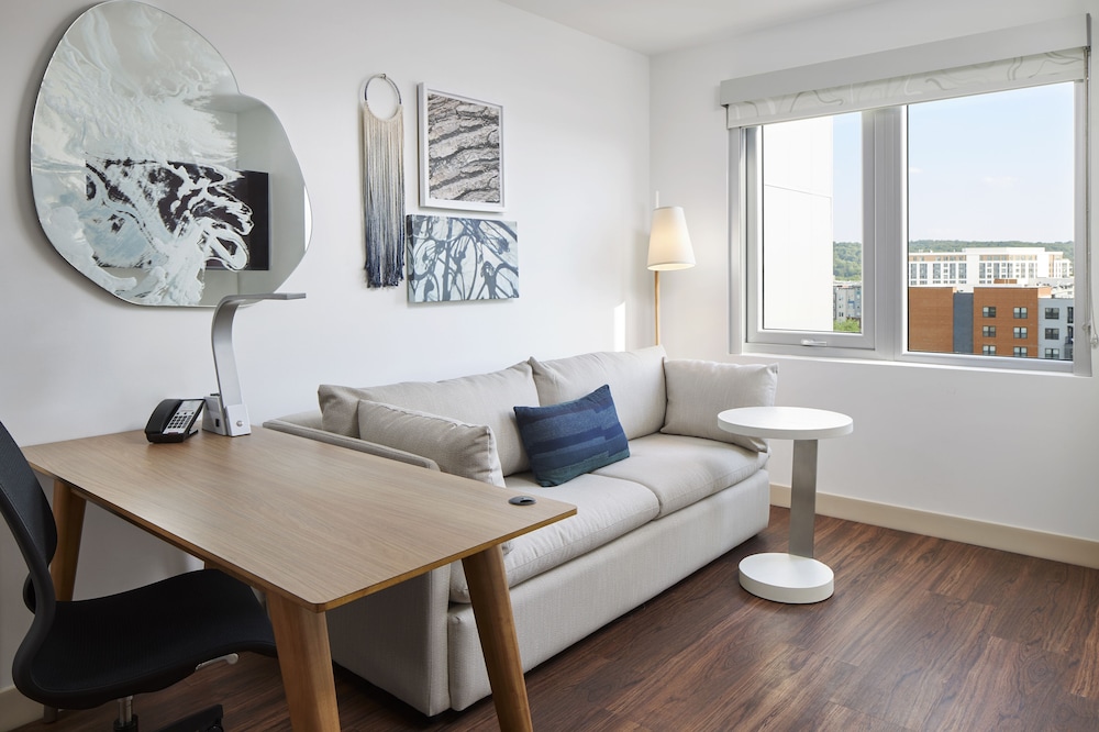Suite, 1 Bedroom - Photo 6
