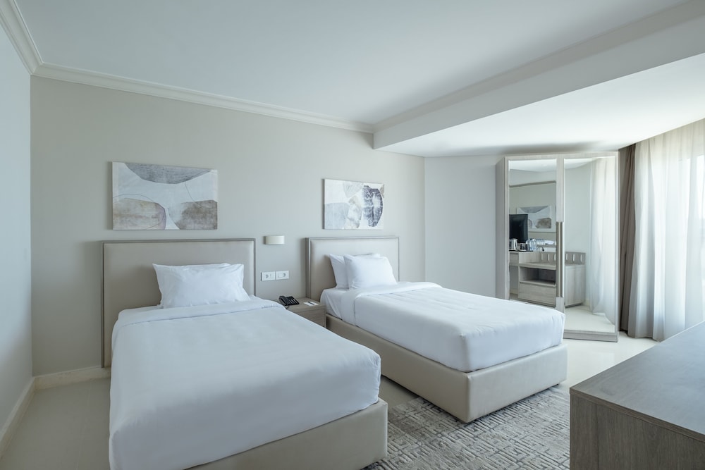 Family Suite (Sea Panoramic) - Photo 8
