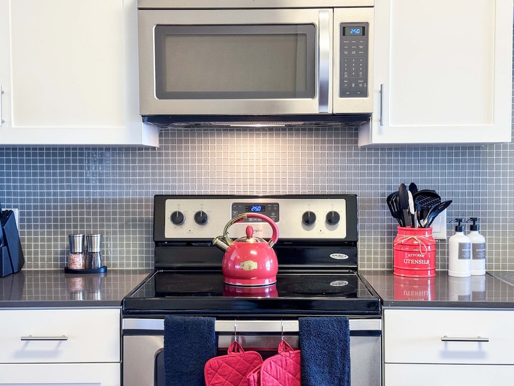 Stylish Getaway W Pool GYM Parking 10 Min to Cedar, Billede 3