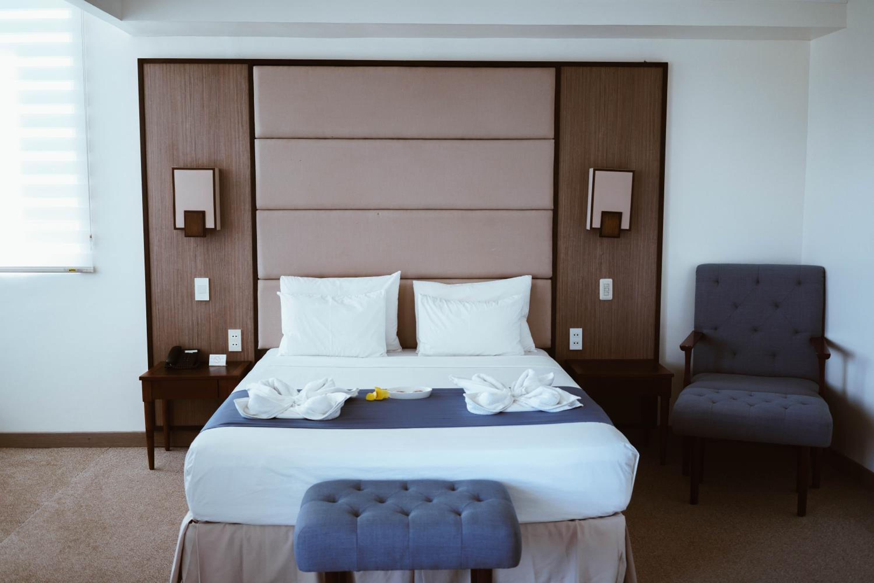 Deluxe Queen Suite photo 2