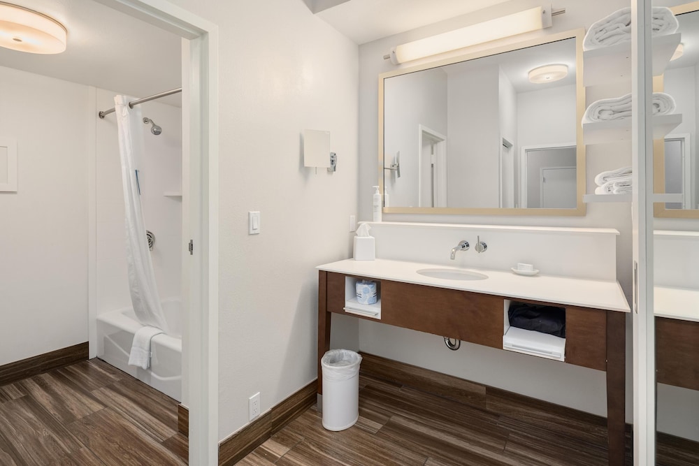 Suite, Multiple Beds, Bathtub (Mobility & Hearing) - Photo 11