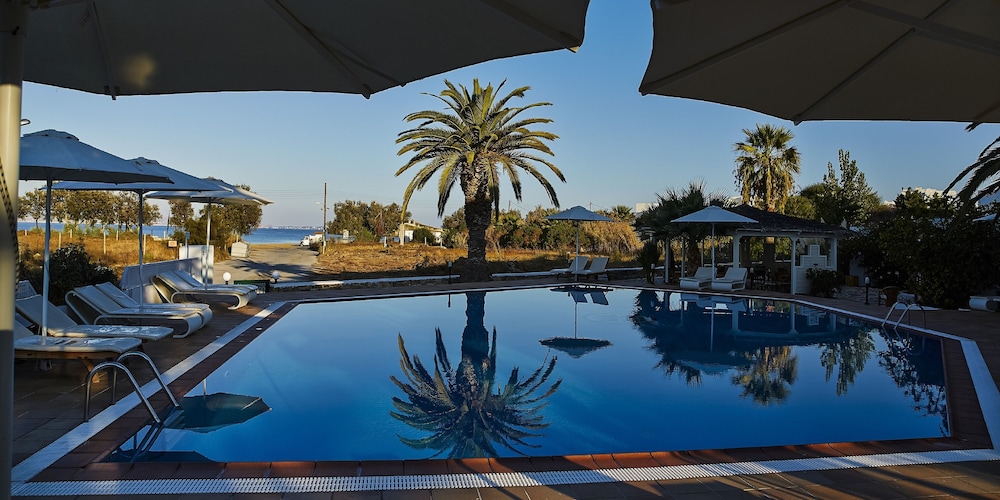 Quadruple Room, Pool View photo 3