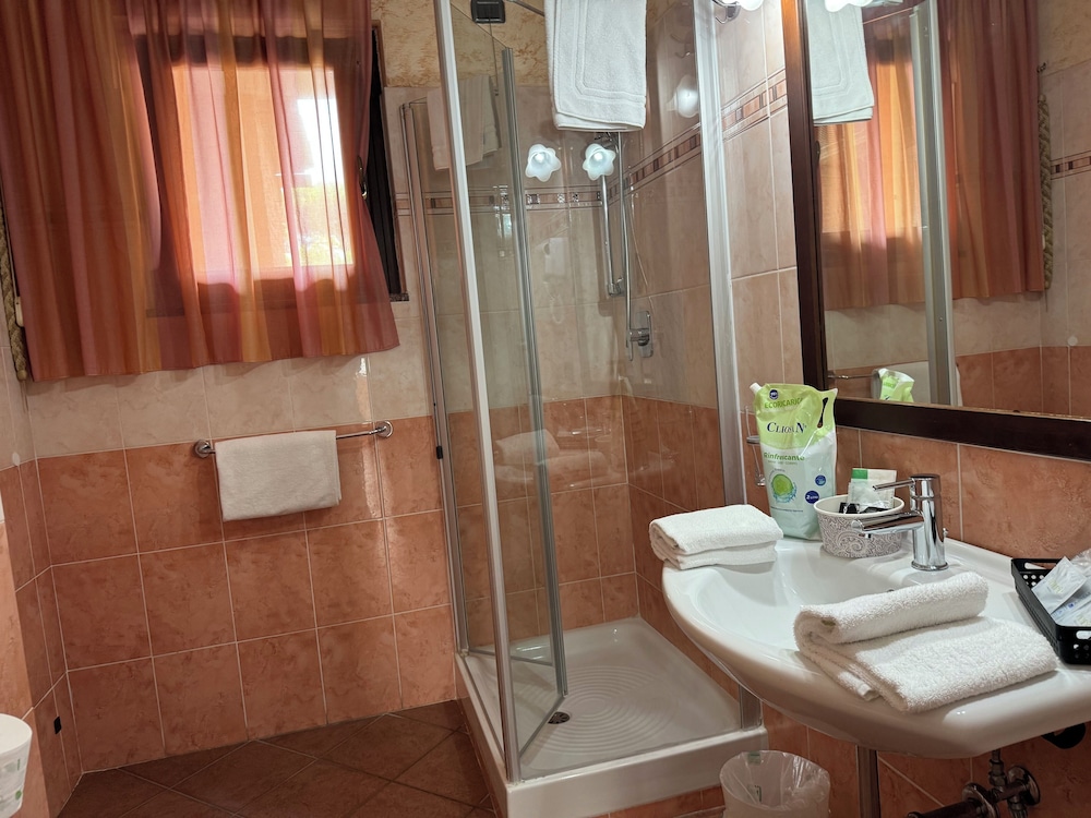 Business Double Room Single Use - Photo 18