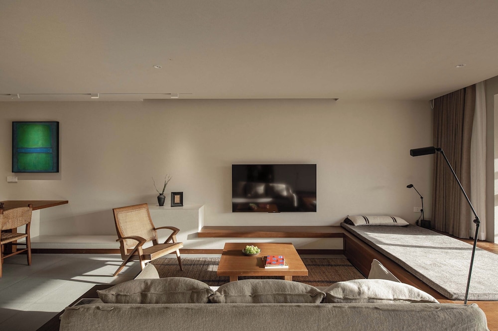 Panoramic Suite, Hill View