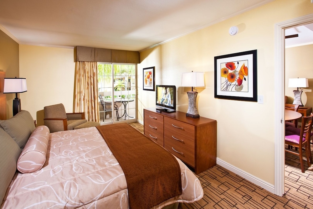 Suite, 1 King Bed With Sofa Bed, Non Smoking, 2 Bathrooms photo 2