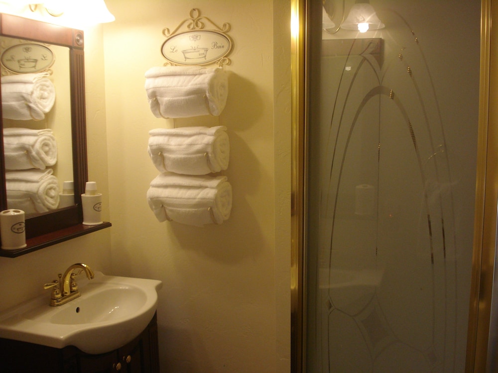 Classic Room, 1 Queen Bed, Courtyard View photo 3