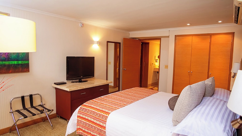 Business Suite, 1 Queen Bed with Sofa bed, Kitchen, City View - Photo 1